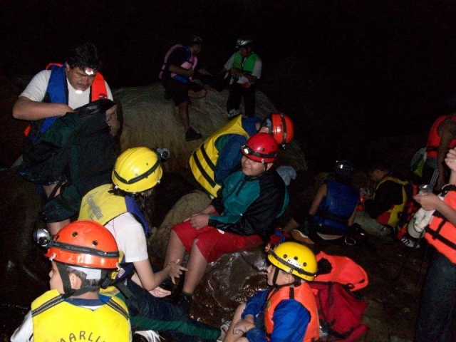 Grupo dentro de la cueva